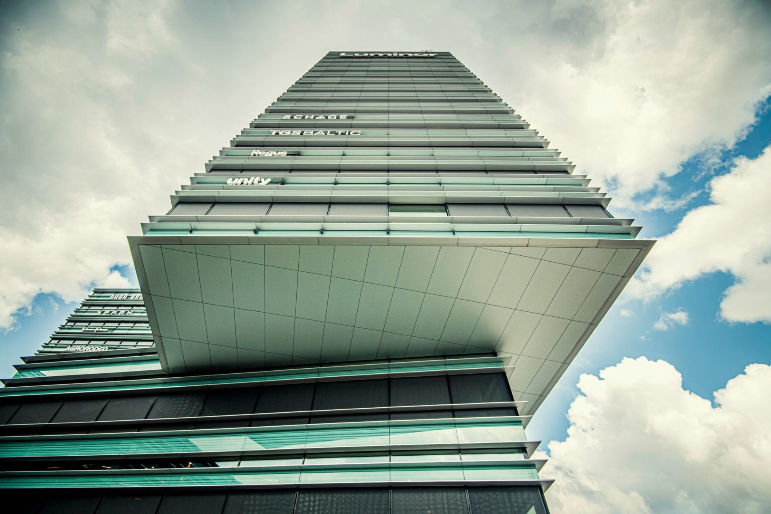 Auskragende Platten Hochhaus mit verlängerten auskragenden Decken durch den Einsatz der Post-Tension-Betontechnologie, die strukturelle Lösungen zur Minimierung von Durchbiegung und Vibrationen bei Balkonen und Überhängen demonstriert.