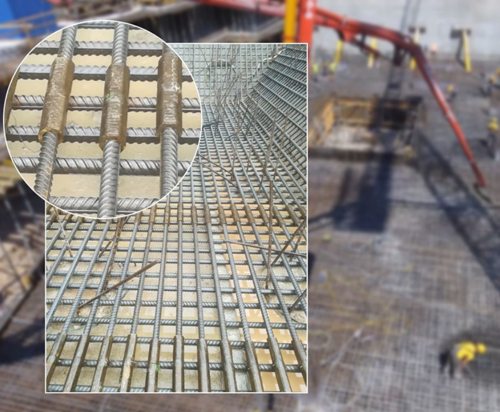 Bewehrungsmuffen Baustelle mit dichtem Bewehrungsgitter und einer Nahaufnahme von Bewehrungsmuffen, die Bewehrungsstäbe miteinander verbinden, um eine effiziente Verbindungstechnologie für Stahlbetonkonstruktionen zu demonstrieren.