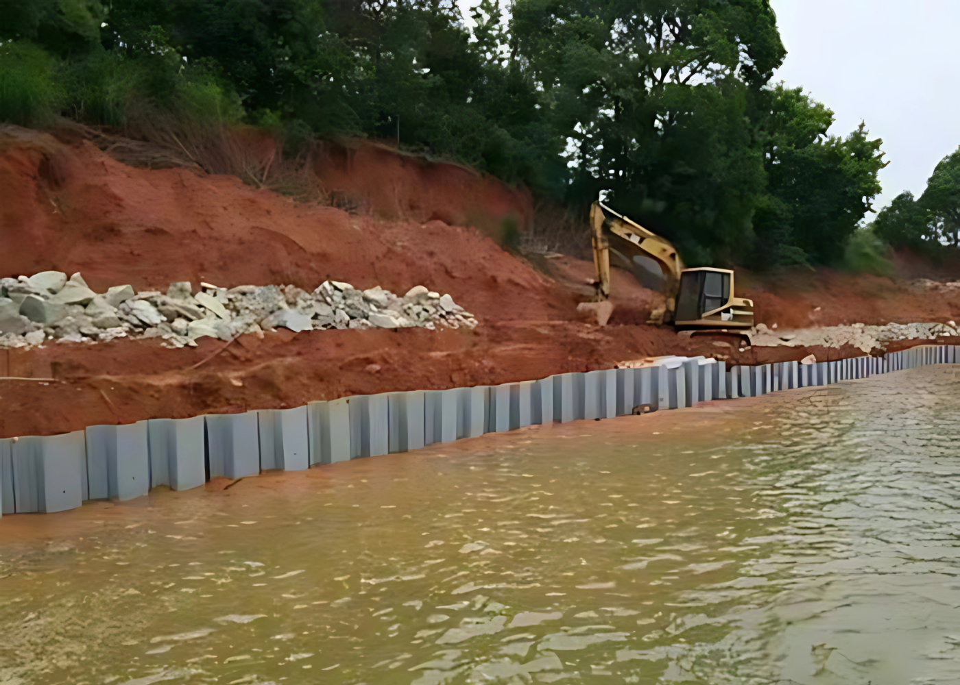 Installation von Kunststoffspundwänden entlang des Flussufers zum Erosions- und Hochwasserschutz