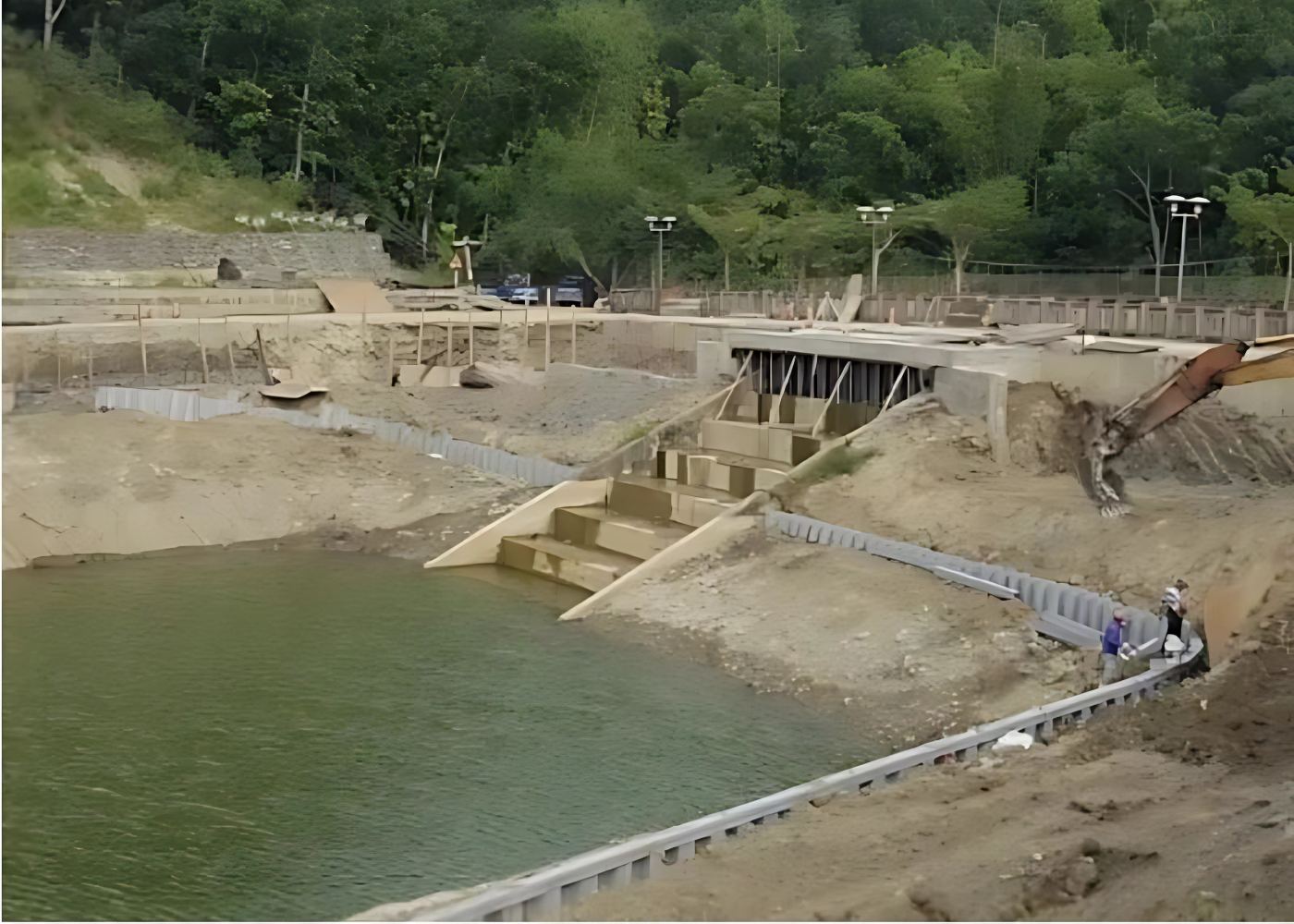 PVC-Spundwände zur Sicherung einer wasserwirtschaftlichen Infrastruktur mit komplexem Terrain und Entwässerungskanälen.