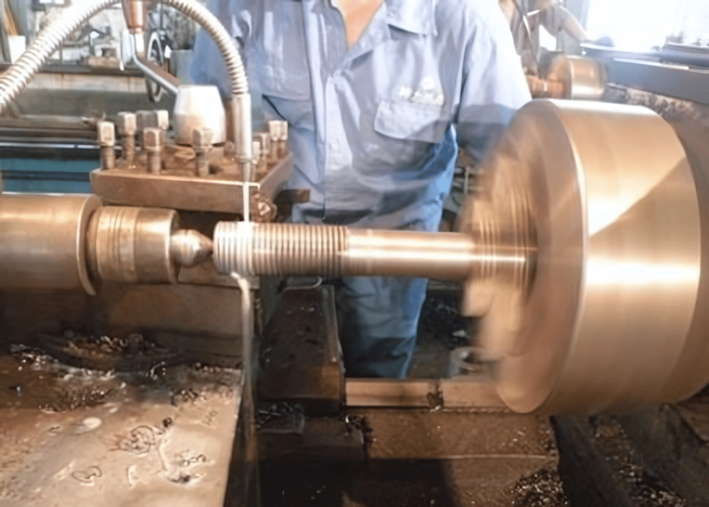 Precyzyjne gwintowanie stalowych ściągów przy użyciu tokarki CNC w zakładzie produkcyjnym