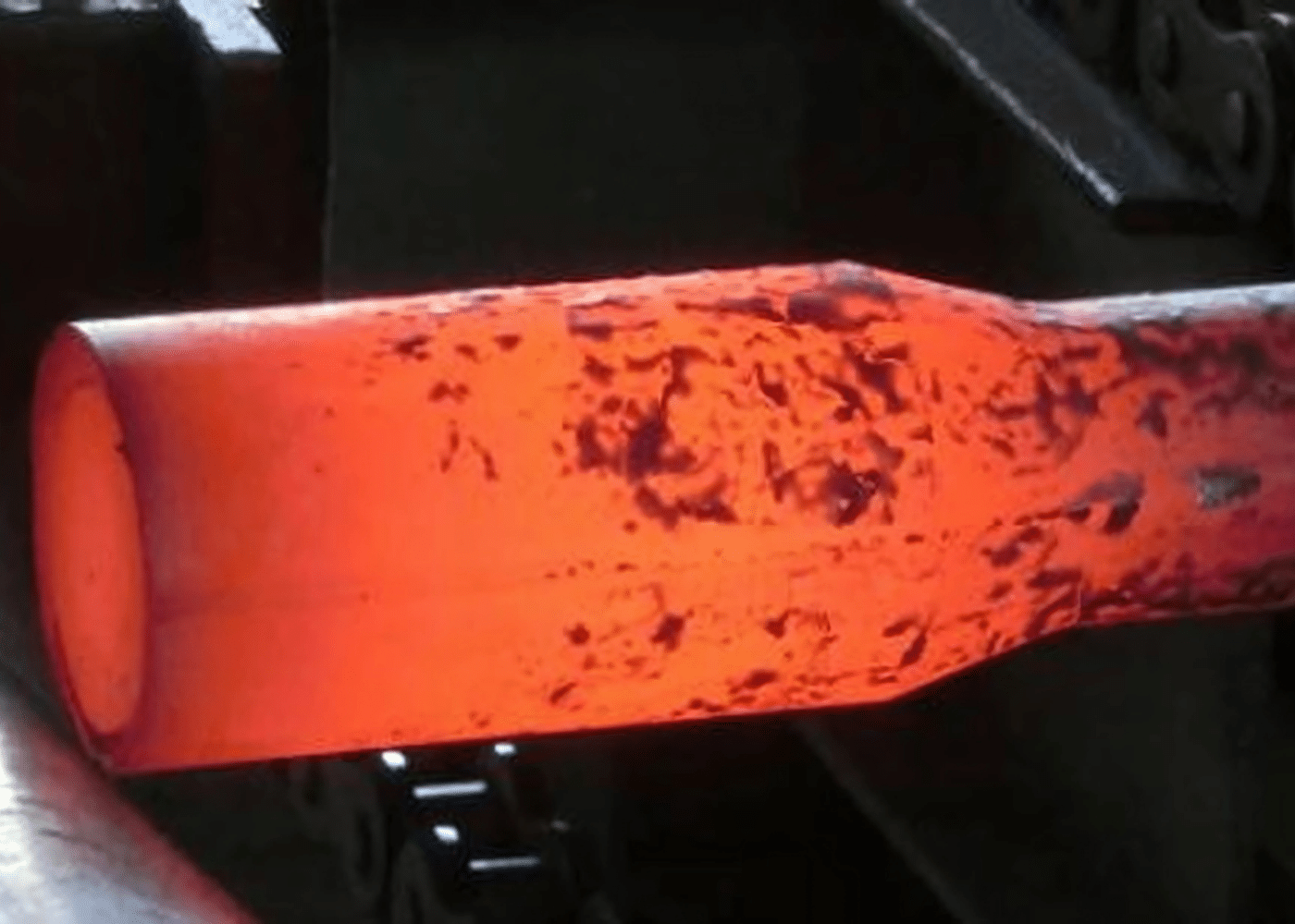 Zbliżenie procesu kucia matrycowego końcówki drążka kierowniczego w celu zwiększenia średnicy do gwintowania