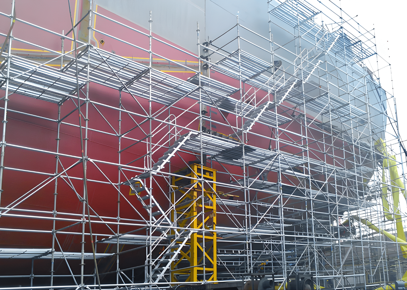 Esimerkki telinesovelluksista laivanrakennuksessa, kun telinejärjestelmä on rakennettu tarkasti laivan ympärille.